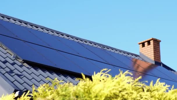 New Ecologic House Solar Panels Alternative Conventional Energy Battery Charged — Stockvideo