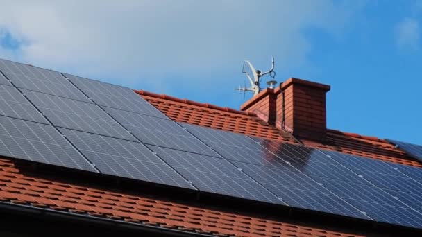 New Ecologic House Solar Panels Alternative Conventional Energy Battery Charged — Stock videók