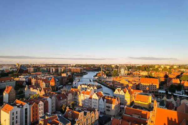 阳光灿烂的波兰格但斯克古城的美丽建筑 从主市政厅和圣玛丽大教堂的无人机俯瞰空中 从上面看城市建筑 欧洲的旅游景点 — 图库照片