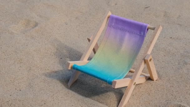 Ηλιόλουστες Διακοπές Στην Παραλία Άμμο Παιχνίδια Παραλία Αξεσουάρ Άδειο Ξαπλώστρα — Αρχείο Βίντεο