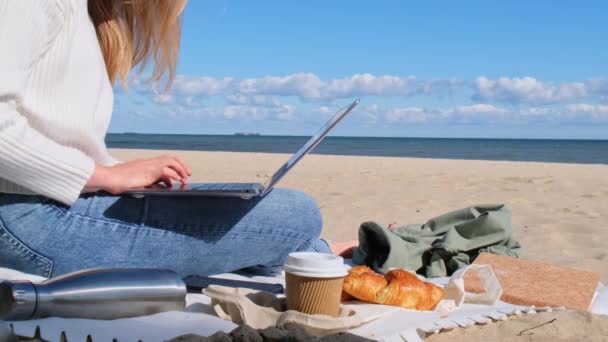 Wanita Muda Bekerja Pada Laptop Pantai Sebelah Pemandangan Laut Minum — Stok Video