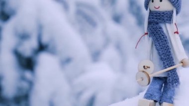 Eşarplı melek cücesi ve örülmüş şapka kayağı. Karlı kar manzarasında kayak yapan elf oyuncağı. Yeni yıl hava tahmini ve mutlu noeller. Kayak merkezi