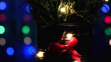 Noel dekore edilmiş eko noel ağacı ve oturma odasında arka planda bokeh ışıkları. Sıfır atık süs. Döngü videosu, kış tatili atmosferi şenlikli Noel ve yeni yıl sıcacık zamanı