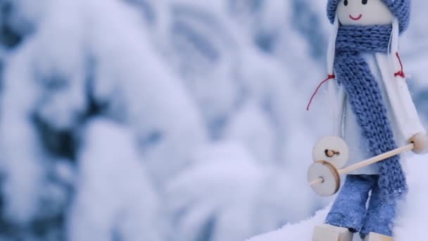 Malaikat Gnome Dengan Syal Dan Topi Ski Rajutan Cabang Cemara — Stok Video