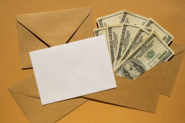 Bej arka plan fotokopi alanında para biriktirmek için dolar banknotu. Tüketim ve ekonomi para topluyor. Bahşiş. İş, finans, tasarruf, bankacılık ve insan konsepti. Ekstra para, pasif