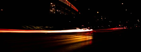 夜晚的车灯 夜路城漫漫长夜摄影路 道路上五彩斑斓的红光小径 背景墙纸的焦距模糊的照片 横幅尺寸复制空间 — 图库照片