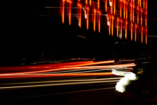 夜は車のライト 街路灯だ 夜の高速道路の街 長時間露光写真ナイトロード 道路上の赤い光の歩道の色のバンド 背景壁紙専用写真 — ストック写真