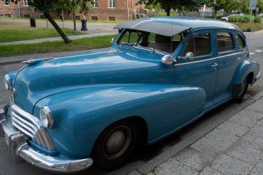 Gdansk Polonya Mayıs 2022. 1950 'lerin Oldsmobile Super 88 Holiday hardtop sedan' ı. Eski mavi araba klasik Amerikan arabası.. 