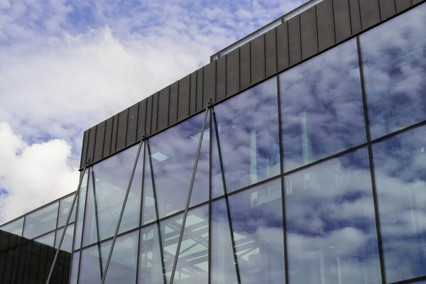 Moderno Edificio Oficinas Exterior Con Fachada Vidrio Sobre Fondo Cielo —  Fotos de Stock