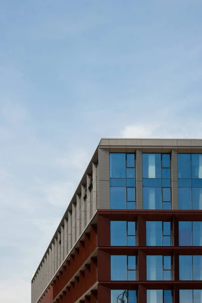Moderno Edificio Oficinas Exterior Con Fachada Vidrio Sobre Fondo Cielo —  Fotos de Stock