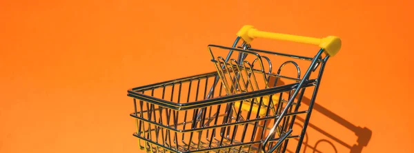 Pusty Wózek Zakupy Kolorowym Pomarańczowym Żółtym Tle Skopiuj Miejsce Sms — Zdjęcie stockowe