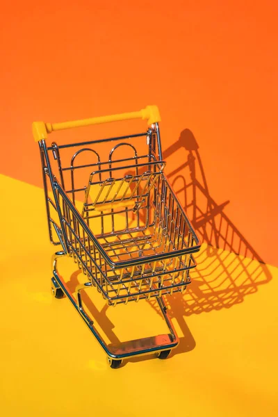 Carro Carro Compras Vacío Sobre Fondo Amarillo Anaranjado Colorido Copia —  Fotos de Stock
