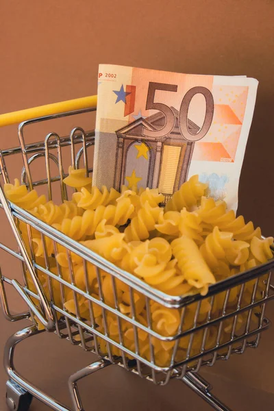 Carro Carrito Lleno Pasta Con Billetes Papel Moneda Euros Sobre —  Fotos de Stock