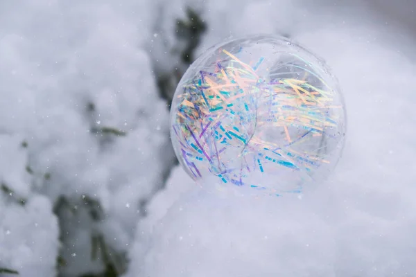 Transparante Trendy Glazen Kerstbal Besneeuwde Takken Het Winterbos Winter Vakantie — Stockfoto