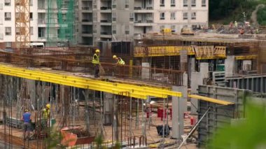 Gdansk, Polonya - Ağustos 2022. Yeni İnşaat Geliştirme Alanı Mühendisler ve Mimarlar Mühendislik Ekibi Gayrimenkul Projelerini Tartışıyor. Ağır Makineler ve İnşaat İşçileri