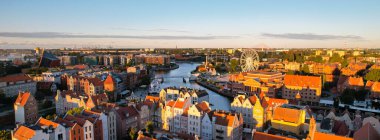 Güneşli bir günde Polonya 'nın Gdansk kentindeki güzel bir mimari. Ana Belediye Binası ve St. Mary Bazilikası 'nın insansız hava aracı pankartı büyüklüğünde. Yukarıdan Şehir Mimarisi. Avrupa Turisti