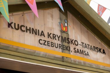 Gdansk, Polonya - 9 Ağustos 2022 Polonya Kültür Fuarı Gdansk 'ta. Hediyelik eşya pazarı. Farklı ülkelerden sokak yemekleri. Dünya gelenekleri. Turist gezisi eğlencesi.