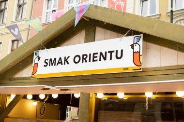 Gdansk, Polonya - 9 Ağustos 2022 Polonya Kültür Fuarı Gdansk 'ta. Hediyelik eşya pazarı. Farklı ülkelerden sokak yemekleri. Dünya gelenekleri. Turist gezisi eğlencesi.