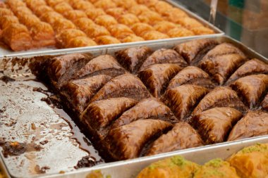 Türklerin çeşitli çeşitleri ya da pek çok renkli çeşidi sokak yiyecekleri festivalinde satılmaktadır. Baklava ve hamur işleri tezgahtaki tepsilerde satılıyor. Seyahat turizmi 