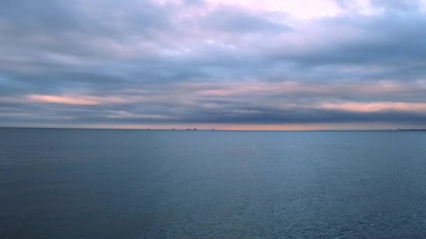 Закат Фоне Морских Волн Драматическое Небо Небо Голубые Фиолетовые Облака — стоковое видео