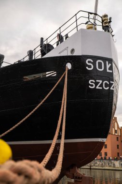 Gdansk 'ta eski bir kasaba. Ünlü Soldek gemisi. Soldek, İkinci Dünya Savaşı 'ndan sonra Polonya' da inşa edilen ilk gemi. Moltawa Nehri Cityscap 'taki Granary Adası yansıması. Alacakaranlıkta antik vinç. Ziyaret et