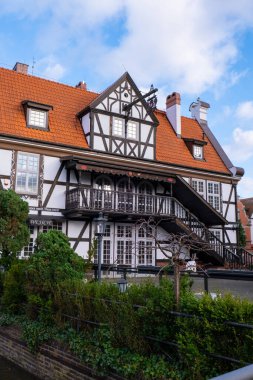 Gdansk Polonya 'daki eski kasabanın eski mimarisi. Şehir merkezinin güzel ve renkli eski evleri. Seyahat güzergahı. Turist eğlencesi