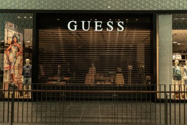 Gdansk Polonya, Eylül 2022. Forum Alışveriş Merkezi 'nde kapalı perakende giyim mağazaları varmış. Küresel giyim markaları alışveriş merkezlerindeki ticari faaliyetleri durduran markalar kapatıldı. Yuvarlayıcı