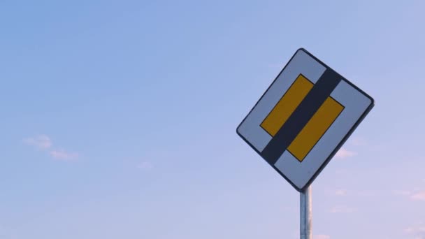 Stoppa Skylt Slutet Huvudvägen Blå Himmel Bakgrund Symboliskt Tecken Koncept — Stockvideo