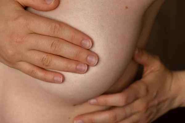 Oigenkännliga Kvinnor Topless Gör Egenkontroller För Bröstcancer Bse Självkontroll Bröstcancer — Stockfoto