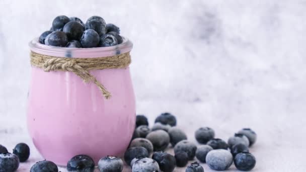 4K把碗里的酸奶和蓝莓放桌上 蓝莓酸奶与新鲜蓝莓 健康的早餐超级食物健康吃素食素食 饮食营养 — 图库视频影像