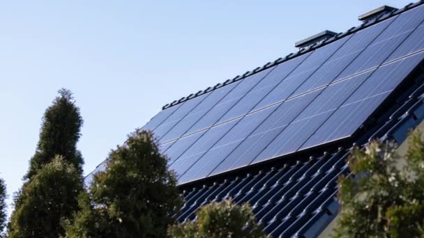 Zoom Out New Ecologic House Solar Panels Alternative Conventional Energy — Vídeo de stock