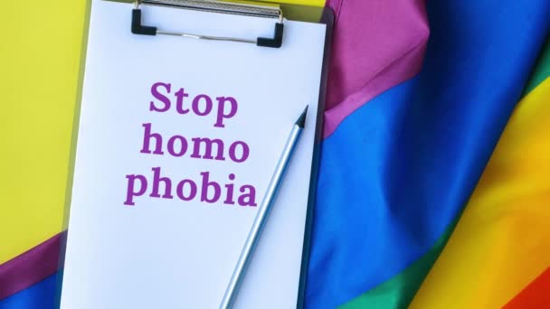 Gökkuşağı Bayrağını Dur Homophobia Mesaj Kağıdıyla Yakınlaştır Pek Kumaştan Yapılmış — Stok video