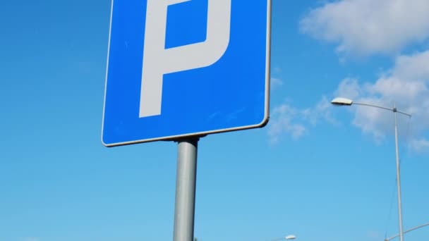 Паркувальний Знак Показує Вільні Місця Знак Стоянки Трафіку Чистим Небом — стокове відео
