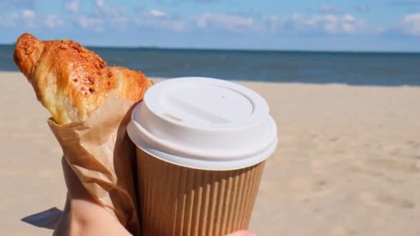 Leckere Frische Croissants Mit Kaffee Pappbecher Weiblichen Händen Strand Meer — Stockvideo