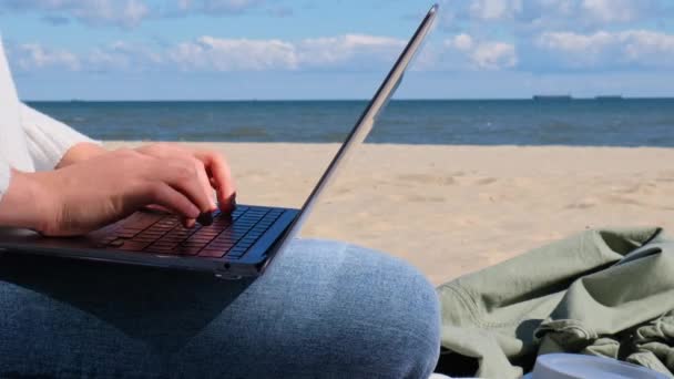 해변에서 노트북으로 일하고 있습니다 커피를 마시고 먹는다 학생들은 밖에서 연구를 — 비디오