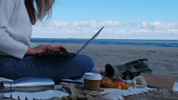 Ung Kvinna Som Arbetar Laptop Stranden Bredvid Havsutsikt Dricka Kaffe — Stockvideo