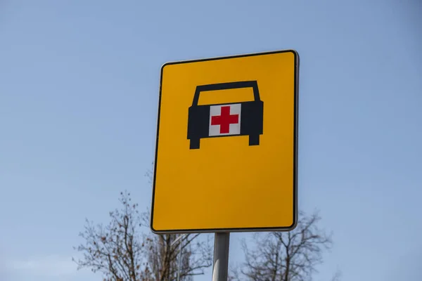 Road Sign Shows Way Ambulance Ambulance Yellow Street Sign Sky — Stock Photo, Image
