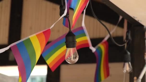 Leuchtend Regenbogenfarbene Artikel Stehen Danzig Zum Verkauf Gegenstände Wie Hüte — Stockvideo