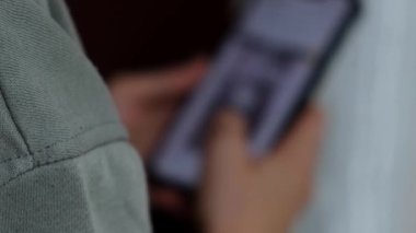 Kadın eliyle sosyal medyada kayan 4k 'lık görüntü çözünürlüğü. Eğlence için sosyal ağı kullanmak. Hayal kırıklığı zaman kaybı. Bağımlılık Kontrol Haberleri, Arkadaşlar Etkinliği. Cep Telefonu Kullanan Kız