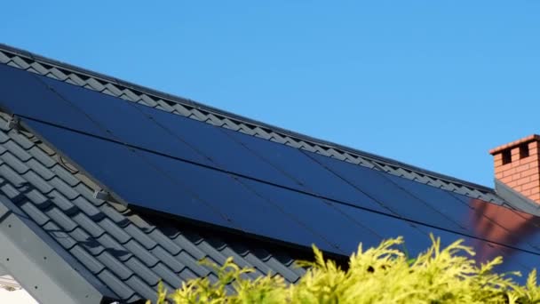 New Ecologic House Solar Panels Alternative Conventional Energy Battery Charged — Stock video