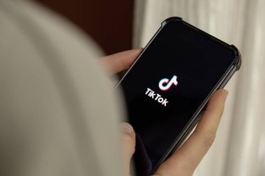 Gdansk, Polonya - Haziran 2022: Tik Tok uygulama telefonundan kadın el ile sosyal medya yayını. Eğlence için sosyal ağı kullanmak. Hayal kırıklığı zaman kaybı. Bağımlılık Kontrol Haberleri, Arkadaşlar