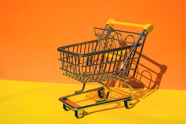 노란색 배경의 문자를 공간을 복사하 십시오 온라인 쇼핑몰 소비자 장난감 — 스톡 사진