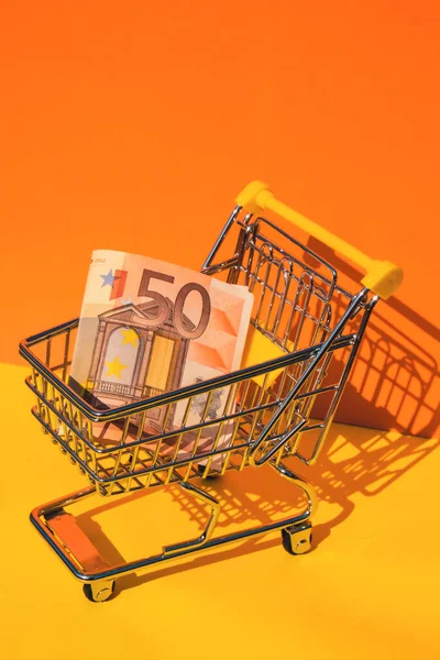 Euro Papiergeld Bankbiljettengeld Winkelwagen Een Kleurrijke Oranje Gele Achtergrond Kopieer — Stockfoto