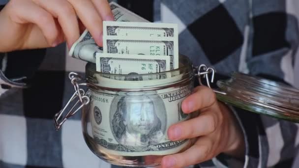 Банкнота Доларів Заощаджує Гроші Скляній Банці Невпізнавана Жінка Помірне Споживання — стокове відео