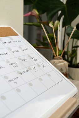 Aylık Planlamacı gelecek ay için randevu ve planlarla dolu. Yoğun bir ay programı var. Ayın günleriyle birlikte manyetik pano. Önemli konuları girebileceğiniz bir yer. İş kavramı