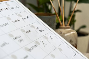 Aylık Planlamacı gelecek ay için randevu ve planlarla dolu. Yoğun bir ay programı var. Ayın günleriyle birlikte manyetik pano. Önemli konuları girebileceğiniz bir yer. İş kavramı