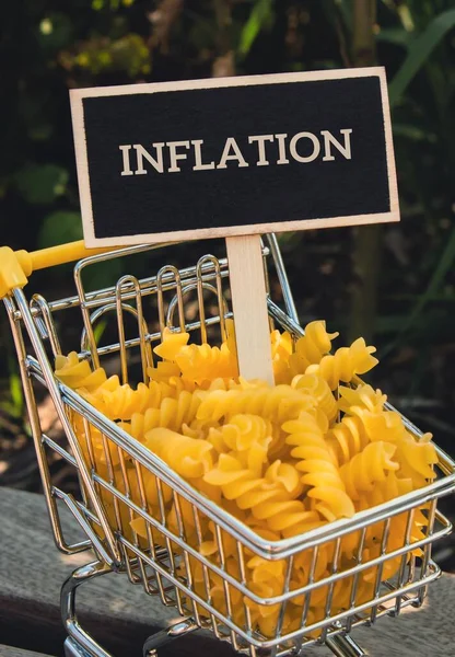 Inflazione Testo Etichetta Lavagna Contro Carrello Carrello Riempito Pasta Sfondo — Foto Stock
