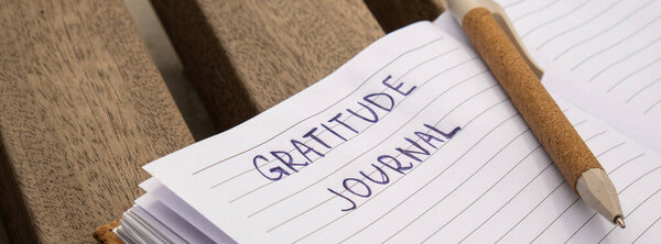 Пишу "Gratitude Journal" на деревянной скамейке. Сегодня я благодарен за это. Журнал самопознания, саморефлексия, творческое письмо, концепция личностного развития. Самочувствие духовное