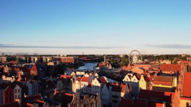 Güneşli bir günde Polonya 'nın Gdansk kentindeki güzel bir mimari. Ana Belediye Binası ve St. Mary Bazilikası 'nın insansız hava aracı görüntüsü. Yukarıdan Şehir Mimarisi. Avrupa Turist Çekimi