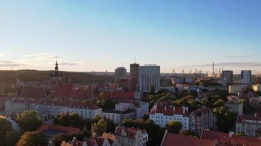 Güneşli bir günde Polonya 'nın Gdansk kentindeki güzel bir mimari. Ana Belediye Binası ve St. Mary Bazilikası 'nın insansız hava aracı görüntüsü. Yukarıdan Şehir Mimarisi. Avrupa Turist Çekimi